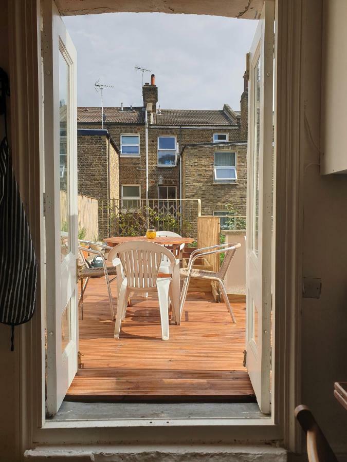 Home In Queen'S Park 런던 외부 사진